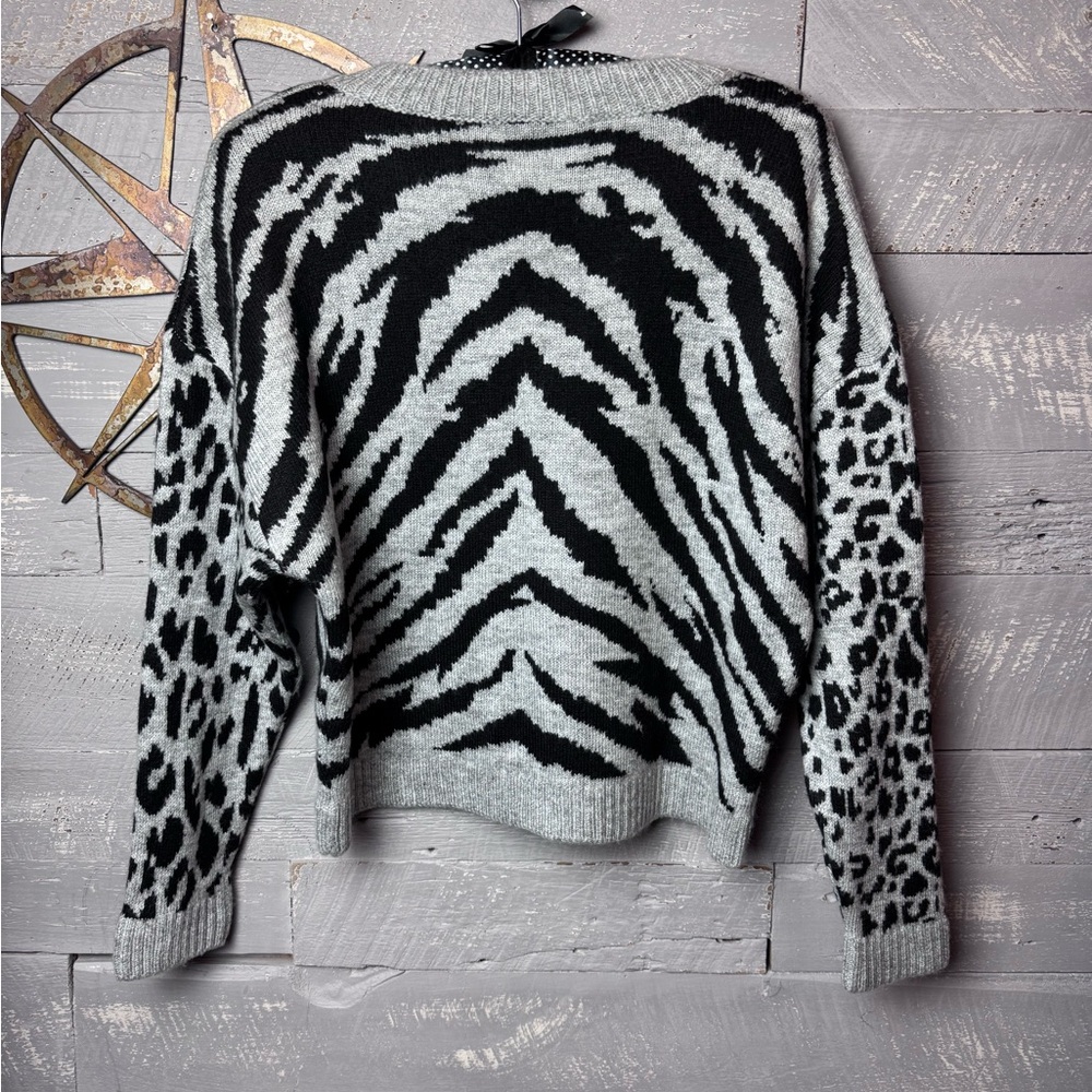 🔥 New Francesca’s animal print V-neck pullover sweater. - Picture 4 of 6